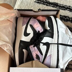 Air Jordan mid 1 (GS size 5.5) (women’s size 7)